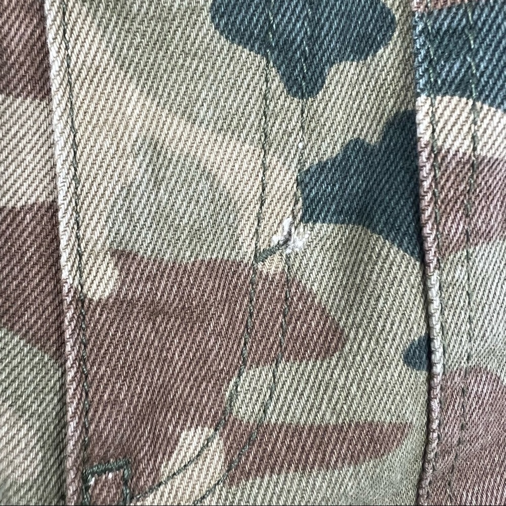 WE THE FREE Remy Cropped Camo Pant in Moss, Size 25 - Picture 9 of 10